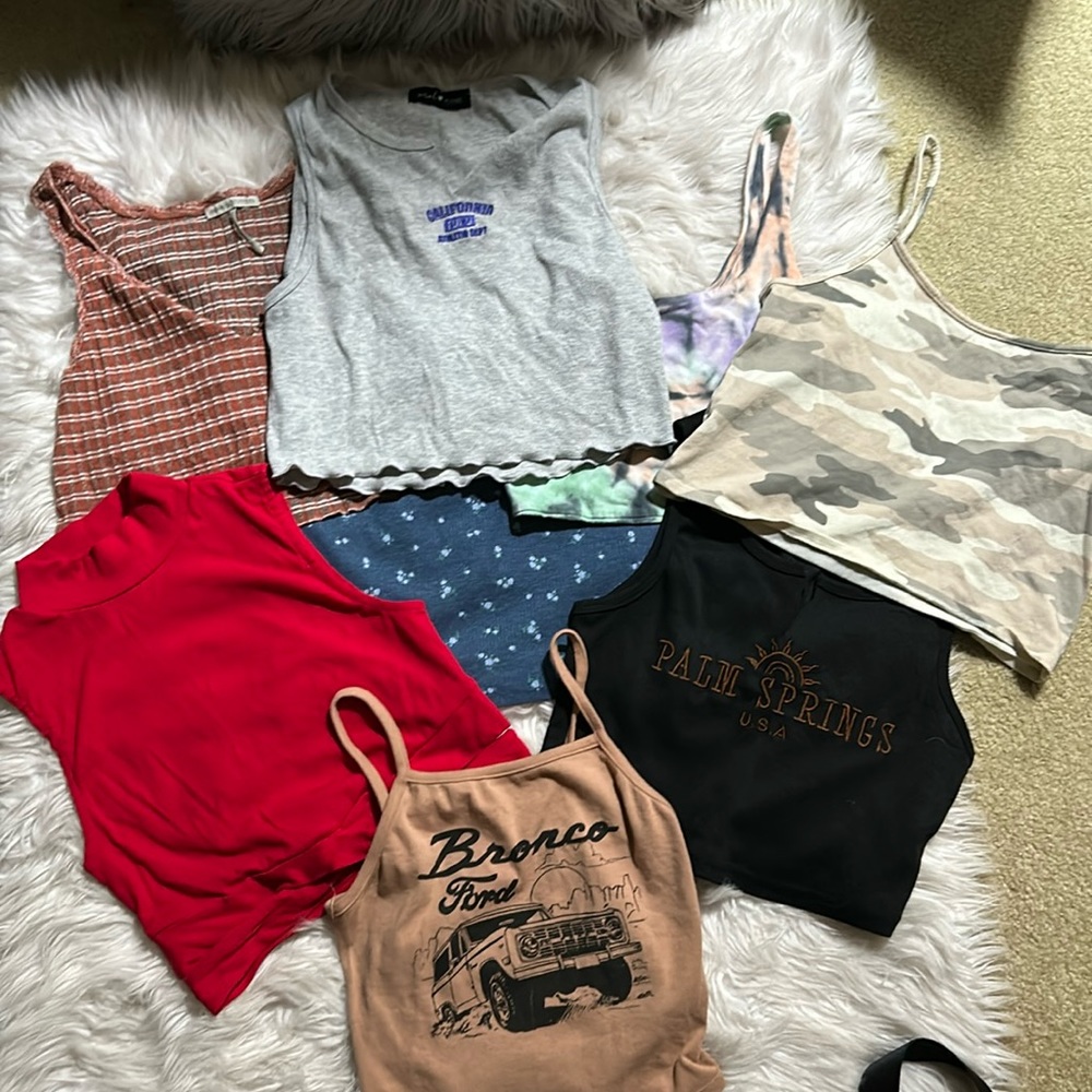 SET OF 8 cropped tops